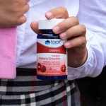 kramtomas multi vitaminu mineralu kompleksas vaikams vysniu skonio rankoje| Adiosdoc